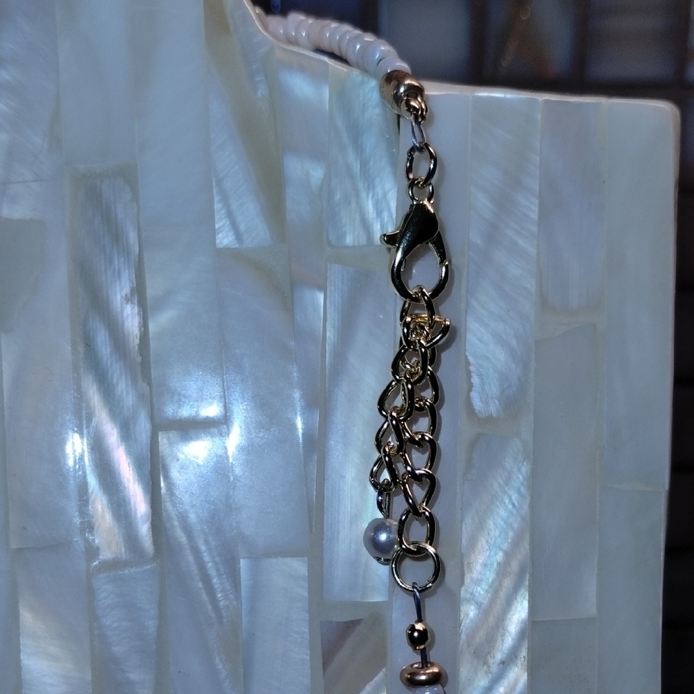 Elegant Pearl Necklace with Gold Accents - Picture 6 of 8